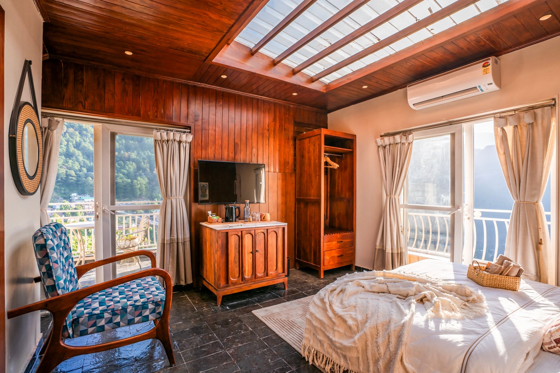 Attic Suite (with sunroof & valley view)