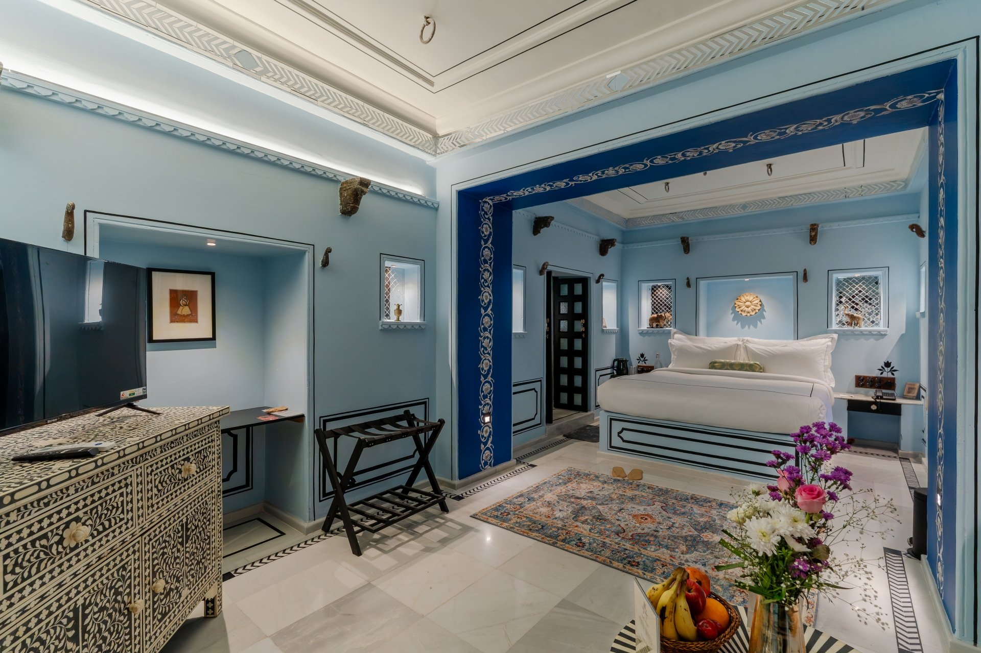 The Nilkamal Suite (with Bathtub)